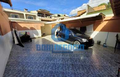 Imagem: A casa possui 2 Dormitórios, 2 Banheiros, 2 Vagas na garagem