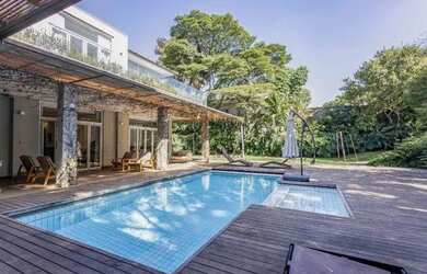 Imagem: A casa possui 5 Dormitórios, 5 Banheiros, 800m² de Área e