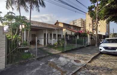 Imagem: A casa possui 4 Dormitórios, 3 Banheiros, 1 Vaga na garagem