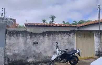 Imagem: A casa possui 3 Dormitórios, 1 Banheiro, 1 Vaga na garagem
