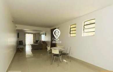 Imagem: A casa possui 3 Dormitórios, 2 Banheiros, 3 Vagas na garagem