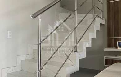 Imagem: A casa possui 3 Dormitórios, 2 Banheiros, 2 Vagas na garagem