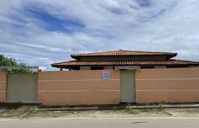 Imagem: A casa possui 4 Dormitórios, 2 Banheiros e está localizado