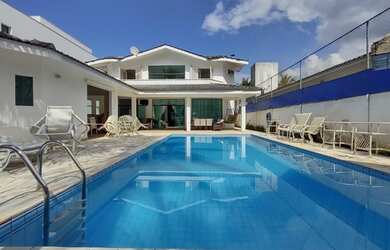 Imagem: A casa possui 4 Dormitórios, 5 Banheiros, 4 Vagas na garagem