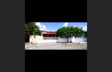 Imagem: A casa possui 3 Dormitórios, 2 Banheiros, 2 Vagas na garagem