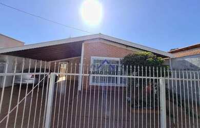 Imagem: A casa possui 3 Dormitórios, 3 Banheiros, 5 Vagas na garagem