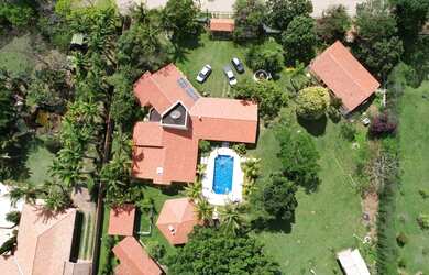 Imagem: A casa em condomínio possui 5 Dormitórios, 5 Banheiros, 5