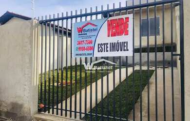 Imagem: A casa possui 3 Dormitórios, 1 Banheiro, 2 Vagas na garagem