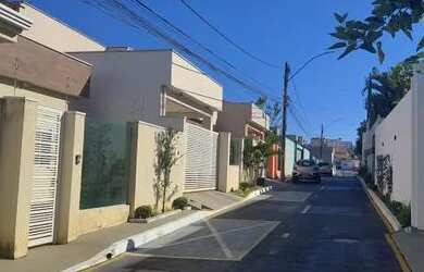 Imagem: A casa em condomínio possui 3 Dormitórios, 2 Banheiros, 3