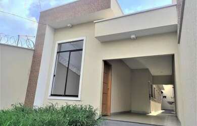 Imagem: A casa possui 3 Dormitórios, 2 Banheiros, 2 Vagas na garagem