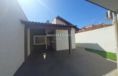 Imagem: A casa possui 3 Dormitórios, 2 Banheiros, 2 Vagas na garagem