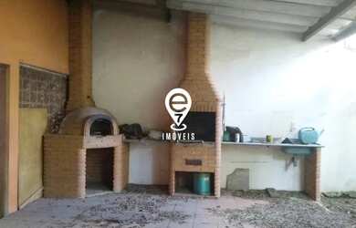 Imagem: A casa possui 3 Dormitórios, 1 Banheiro, 2 Vagas na garagem