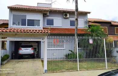 Imagem: A casa possui 3 Dormitórios, 2 Banheiros, 2 Vagas na garagem