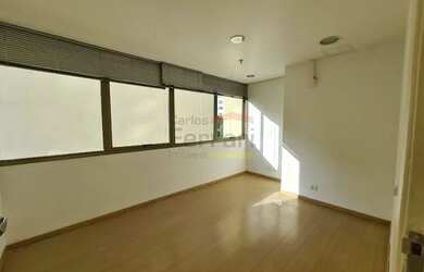 Imagem: O depósito possui 1 Vaga na garagem, 52m² de Área e está