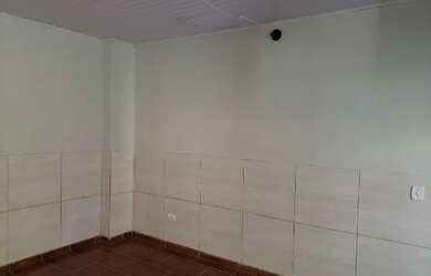 Imagem: A casa possui 1 Dormitório, 1 Banheiro, 1 Vaga na garagem