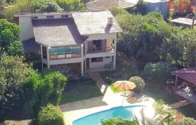 Imagem: A casa possui 4 Dormitórios, 2 Banheiros, 4 Vagas na garagem