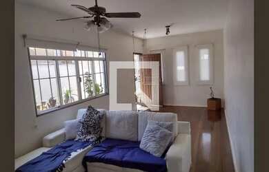 Imagem: A casa possui 4 Dormitórios, 2 Banheiros, 5 Vagas na garagem