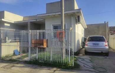 Imagem: A casa possui 2 Dormitórios, 1 Banheiro, 2 Vagas na garagem