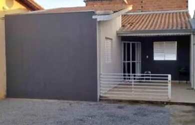 Imagem: A casa possui 2 Dormitórios, 1 Banheiro, 2 Vagas na garagem