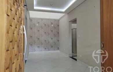 Imagem: A casa possui 3 Dormitórios, 2 Banheiros, 2 Vagas na garagem