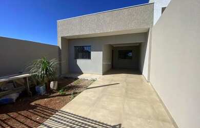 Imagem: A casa possui 2 Dormitórios, 1 Banheiro, 2 Vagas na garagem