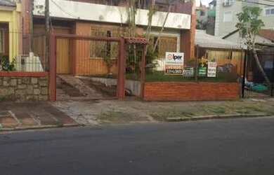 Imagem: A casa possui 4 Dormitórios, 2 Banheiros, 4 Vagas na garagem