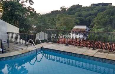 Imagem: A casa em condomínio possui 4 Dormitórios, 5 Banheiros, 2