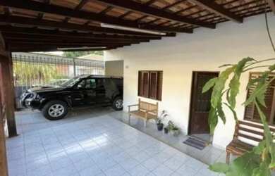 Imagem: A casa possui 3 Dormitórios, 1 Banheiro, 1 Vaga na garagem