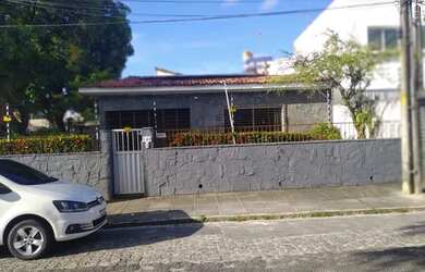 Imagem: A casa possui 4 Dormitórios, 3 Banheiros, 3 Vagas na garagem