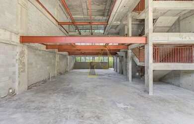 Imagem: O depósito possui 3 Vagas na garagem, 453m² de Área e está