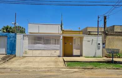 Imagem: A casa possui 3 Dormitórios, 2 Banheiros, 2 Vagas na garagem