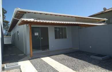 Imagem: A casa possui 3 Dormitórios, 2 Banheiros, 2 Vagas na garagem