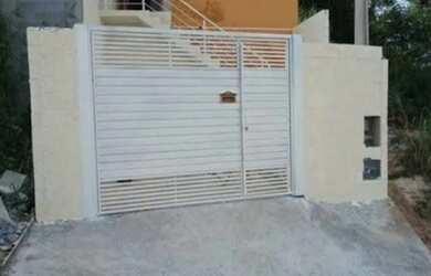 Imagem: A casa possui 2 Dormitórios, 2 Banheiros, 2 Vagas na garagem