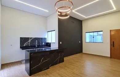 Imagem: A casa possui 3 Dormitórios, 2 Banheiros, 2 Vagas na garagem