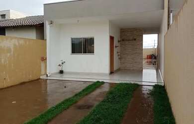 Imagem: A casa possui 2 Dormitórios, 1 Banheiro, 2 Vagas na garagem