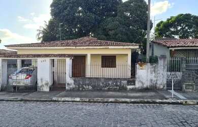 Imagem: A casa possui 3 Dormitórios, 2 Banheiros, 1 Vaga na garagem