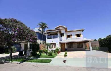 Imagem: A casa em condomínio possui 5 Dormitórios, 4 Banheiros, 4