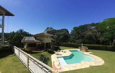 Imagem: A casa em condomínio possui 5 Dormitórios, 5 Banheiros e 430m²