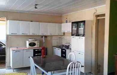 Imagem: A casa possui 3 Dormitórios, 1 Banheiro, 4 Vagas na garagem