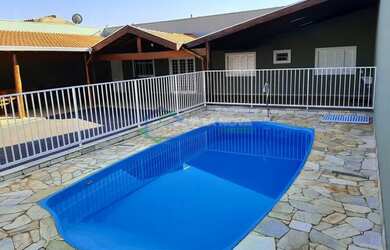 Imagem: A casa possui 2 Dormitórios, 3 Banheiros, 4 Vagas na garagem