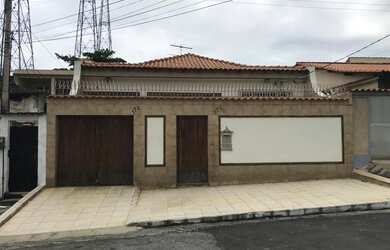 Imagem: A casa possui 3 Dormitórios, 1 Banheiro, 2 Vagas na garagem