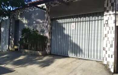 Imagem: A casa possui 3 Dormitórios, 3 Banheiros e 2 Vagas na garagem