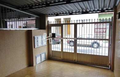 Imagem: A casa possui 3 Dormitórios, 1 Banheiro, 1 Vaga na garagem