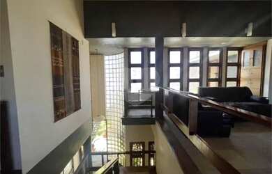 Imagem: A casa possui 4 Dormitórios, 4 Banheiros, 4 Vagas na garagem