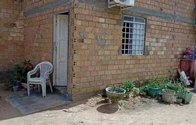 Imagem: A casa possui 1 Dormitório, 1 Banheiro, 5 Vagas na garagem