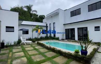 Imagem: A casa possui 2 Dormitórios, 3 Banheiros, 2 Vagas na garagem