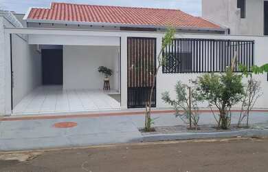 Imagem: A casa possui 3 Dormitórios, 2 Banheiros, 4 Vagas na garagem