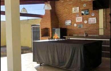 Imagem: A casa possui 3 Dormitórios, 3 Banheiros, 5 Vagas na garagem