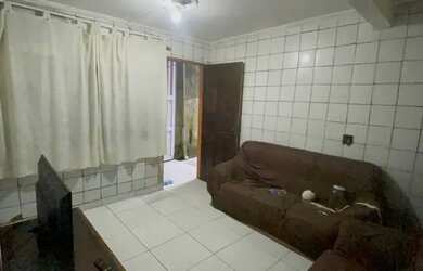 Imagem: A casa possui 2 Dormitórios, 1 Banheiro e está localizado
