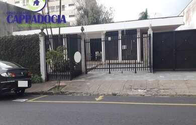 Imagem: A casa possui 5 Banheiros, 4 Vagas na garagem, 2.000m² de Área